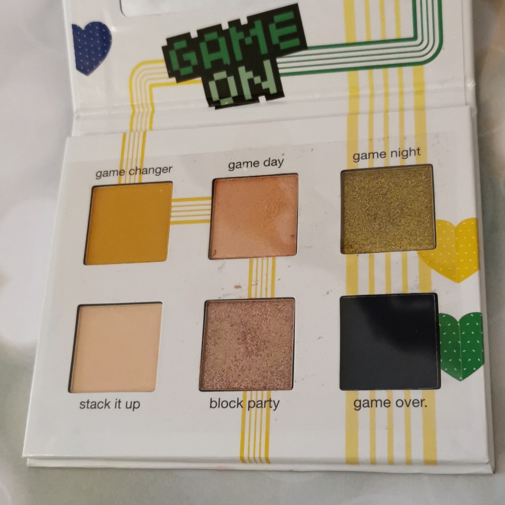 Game on pallette with mirror